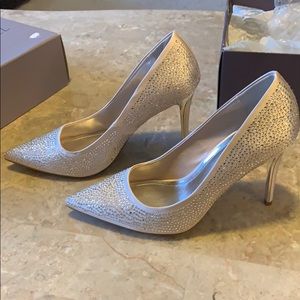 NWOT Jennifer Lopez rhinestone pumps, size 9